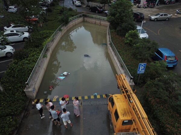 安吉县城路面积水已退 低洼处仍被淹