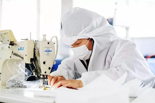 一个月间从1家增至26家 ，温州服装纺织企业火线转产口罩厂——“我们不信做不好一个口罩”